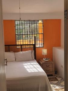 1 dormitorio con cama y vidriera en Casa De Amor Suites and Tours, 