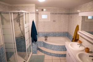 La salle de bains est pourvue d'une douche, d'une baignoire et d'un lavabo. dans l'établissement Maison chaleureuse avec exterieur près de la ville, à Lafox