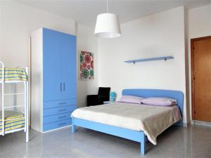 una camera con un letto blu e una sedia di Donna Ester - Discover Cilento a Pisciotta