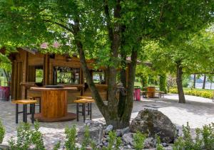 un árbol con un bar en medio de un parque en BED&BREAKFAST TABINE en San Giacomo