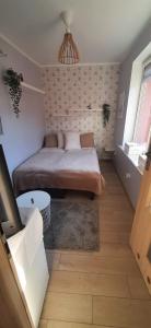 - une chambre avec 2 lits et un tapis dans l'établissement Casa in Centro Apartments and more, à Łeba