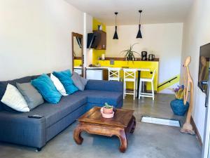 een woonkamer met een blauwe bank en een tafel bij 118 Alacati in Alacati