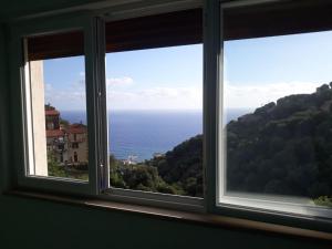 - une fenêtre avec vue sur l'océan dans l'établissement I Fiori di Donna Ester, à Pisciotta