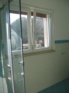 La salle de bains est pourvue d'une douche et d'une fenêtre. dans l'établissement I Fiori di Donna Ester, à Pisciotta
