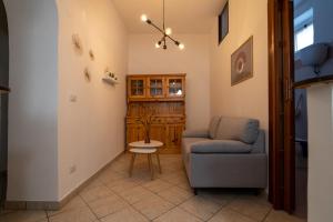 un salon avec une chaise bleue et une table dans l'établissement Alloggio Turistico Via dei Mille, à Viterbe