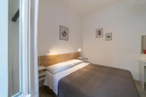 - une chambre blanche avec un lit dans l'établissement Alloggio Turistico Via dei Mille, à Viterbe