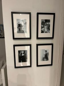 un grupo de fotos en blanco y negro en una pared en Trianon Palace, en Cannes