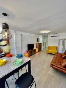 ein Wohnzimmer mit einem Tisch und einem Sofa in der Unterkunft Spanish Sunrise in Benidorm