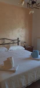 ein Schlafzimmer mit einem weißen Bett mit zwei Handtüchern darauf in der Unterkunft Nilu' e Sagio' in Baronissi