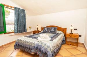 a bedroom with a bed with two towels on it at Casa Rural La Capellania in Granadilla de Abona