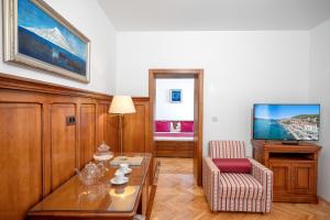 Μια τηλεόραση ή/και κέντρο ψυχαγωγίας στο Rooms with a swimming pool Tisno, Murter - 3219