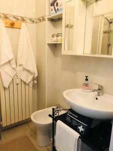 La salle de bains est pourvue d'un lavabo et de toilettes. dans l'établissement La casa di Anna, à Sanremo