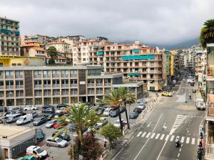 une ville avec des voitures garées dans un parking dans l'établissement La casa di Anna, à Sanremo