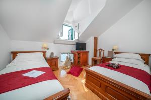 Ένα ή περισσότερα κρεβάτια σε δωμάτιο στο Rooms with a swimming pool Tisno, Murter - 3219