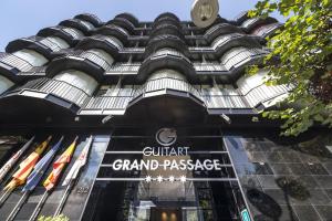 un edificio con un cartel en la parte delantera en Guitart Grand Passage, en Barcelona