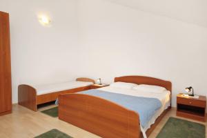 Postel nebo postele na pokoji v ubytování Apartments by the sea Postira, Brac - 3244