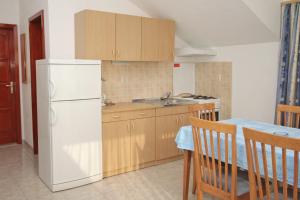 Kuchyň nebo kuchyňský kout v ubytování Apartments by the sea Postira, Brac - 3244