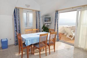 TV a/nebo společenská místnost v ubytování Apartments by the sea Postira, Brac - 3244