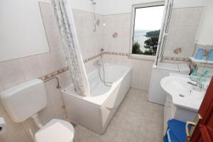 Koupelna v ubytování Apartments by the sea Postira, Brac - 3244 + 30 fotografií