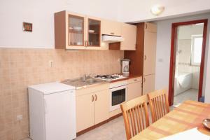 Kuchyň nebo kuchyňský kout v ubytování Apartments by the sea Postira, Brac - 3244