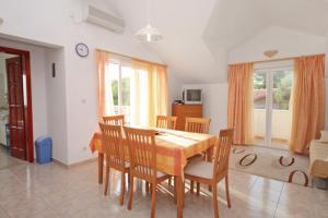 TV a/nebo společenská místnost v ubytování Apartments by the sea Postira, Brac - 3244