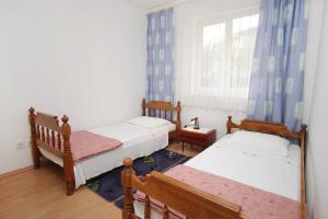 Postel nebo postele na pokoji v ubytování Apartments by the sea Postira, Brac - 3244