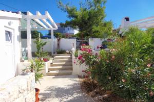 Ein Garten an der Unterkunft Apartments by the sea Kosljun, Pag - 3321
