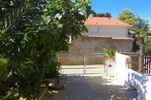 Galeriebild der Unterkunft Apartments by the sea Kosljun, Pag - 3321 in Košljun