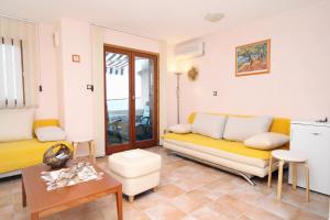 Ein Sitzbereich in der Unterkunft Apartments by the sea Kosljun, Pag - 3321