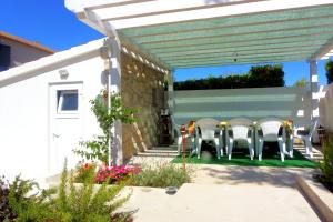 Ein Garten an der Unterkunft Apartments by the sea Kosljun, Pag - 3321