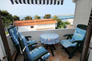 Ein Balkon oder eine Terrasse in der Unterkunft Apartments by the sea Kosljun, Pag - 3321