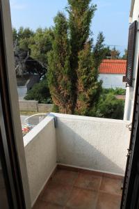 Ein Balkon oder eine Terrasse in der Unterkunft Apartments by the sea Kosljun, Pag - 3321