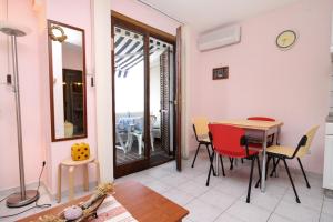 eine Küche und ein Esszimmer mit Tisch und Stühlen in der Unterkunft Apartments by the sea Kosljun, Pag - 3321 in Košljun