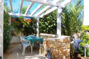 Ein Garten an der Unterkunft Apartments by the sea Kosljun, Pag - 3321