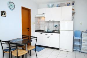 Küche/Küchenzeile in der Unterkunft Apartments by the sea Kosljun, Pag - 3321