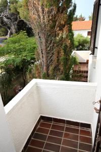 Ein Balkon oder eine Terrasse in der Unterkunft Apartments by the sea Kosljun, Pag - 3321