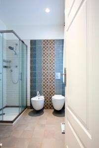 ein Bad mit einer Dusche, einem WC und einem Waschbecken in der Unterkunft L'OASI DELLA PACE - Confortevole e vicino a tutto in Chiaravalle