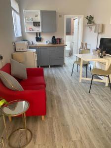 Kuchyň nebo kuchyňský kout v ubytování Hugo Mews Bright Studio Apartment