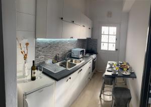 Kuchyňa alebo kuchynka v ubytovaní Nikilein's House, διαμέρισμα 150μ απο την παραλία