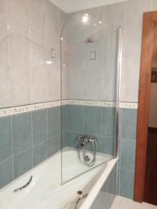 ポオ・デ・リャネスにあるCasa viccocaのバスルーム(ガラスドア付きのシャワー付)