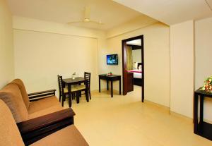 TV a/nebo společenská místnost v ubytování Holiday Vista Thekkady a premium hotel near periyar wild life sanctuary with sky view pool