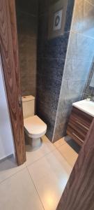 een badkamer met een toilet en een wastafel bij Al Anouar Résidence in Kenitra