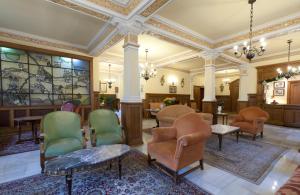 a lobby with chairs and tables in a building at Hotel Norte y Londres in Burgos