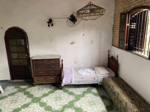 um quarto com uma cama, uma cómoda e uma janela em Rio Natureza apart 120 no Rio de Janeiro