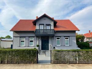 una casa blanca con techo naranja en Stadtvilla Haug die exklusiven Ferienwohnungen im Harz, en Blankenburg