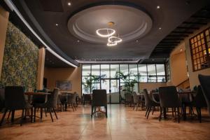 Um restaurante ou outro lugar para comer em Plaza Paitilla Inn