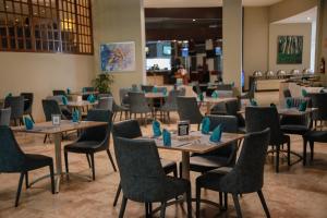 Um restaurante ou outro lugar para comer em Plaza Paitilla Inn