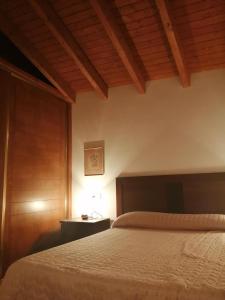 ポオ・デ・リャネスにあるCasa viccocaのベッドルーム1室(ベッド1台、テーブルの上にランプ付)