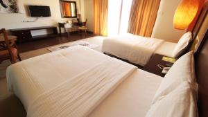 Coron Gateway Hotel & Suites tesisinde bir odada yatak veya yataklar
