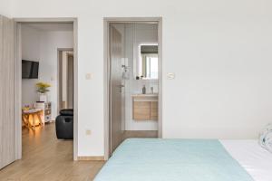 Rúm í herbergi á Luxurious apartments Bona fide